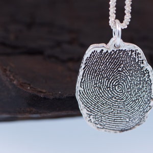 Charm en argent avec empreintes digitales en forme d'empreinte digitale naturelle. image 6