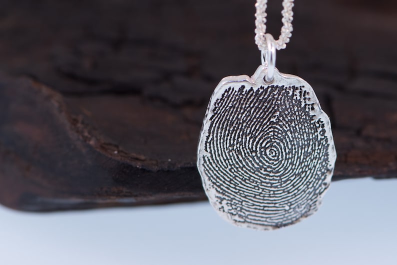 Charm en argent avec empreintes digitales en forme d'empreinte digitale naturelle. image 6