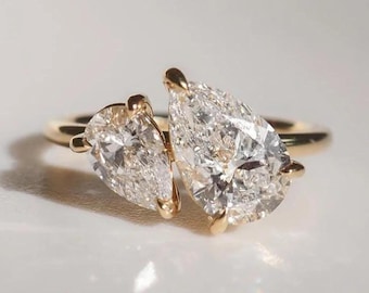 Bague de fiançailles en moissanite taille poire | Bague en or jaune 14 carats | Bague Toi et Moi | Bague diamant poire | Bague deux pierres | Cadeau d'anniversaire pour elle