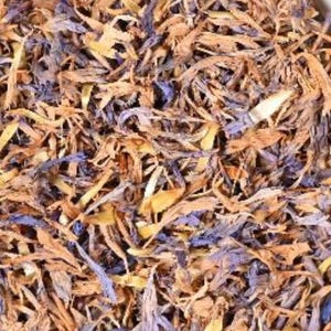 以下が含まれることがあります： 青、茶色、黄色の乾燥した花びらが入った白いボウル。 花びらは密に詰まっており、質感のある外観になっています。 画像は真上から見たもので、乾燥した花の自然な色と質感を表現しています。