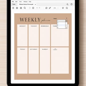 K&ouml;nnte beinhalten: Ein digitaler Wochenplaner auf einem Tablet. Der Planer hat ein neutrales Farbschema mit &Uuml;berschriften f&uuml;r jeden Wochentag und Platz f&uuml;r Notizen. Der Text "WEEKLY planner" steht oben.