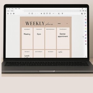 K&ouml;nnte beinhalten: Ein Laptop zeigt eine Wochenplanvorlage mit dem Text "Editable & Fillable". Der beige Planer hat Abschnitte f&uuml;r jeden Tag, einschlie&szlig;lich "Meeting", "Gym" und "Dentist appointment". Der Laptop steht auf einer hellbeigen Oberfl&auml;che.