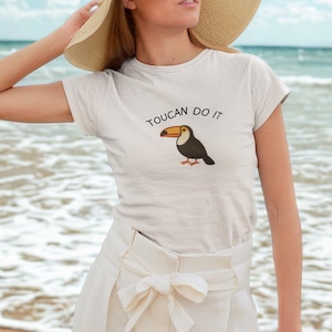 Toucan tun es Komfort Farben T-Shirt | Niedliches Tukan-Hemd | Weiches positives grafisches T-Shirt | Tropisches Tier Unisex Geschenk | Motivierendes Shirt