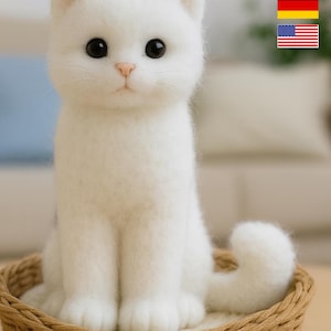 Puede incluir: Una figura de gato blanco con grandes ojos negros y una nariz rosada está sentada en una cesta tejida. El gato tiene una apariencia esponjosa y está posado en posición sentada. La cesta está hecha de un material marrón claro.