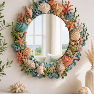 Peut inclure: Un miroir mural rond doté d'un cadre décoratif orné d'éléments marins au crochet, notamment divers coquillages, étoiles de mer, une tortue de mer, des branches de corail et des algues dans des tons bleu, vert, orange et crème avec des perles.
