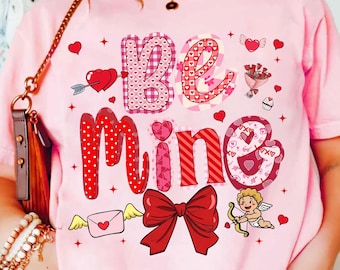 Be Mine Coquette Bow PNG, Design per maglietta a forma di cuore per San Valentino, Fiocco dipinto in stile preppy, Download digitale per San Valentino alla moda e femminile con civetta rosa