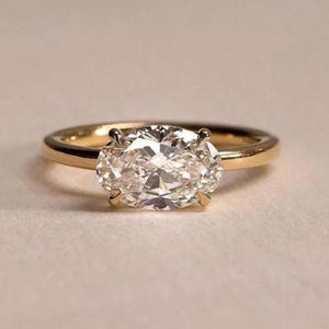 Bague de fiançailles en moissanite ovale 2 carats Bague solitaire en or jaune 14 carats et diamants | Bague de promesse de mariage minimaliste | Cadeau d'anniversaire pour elle