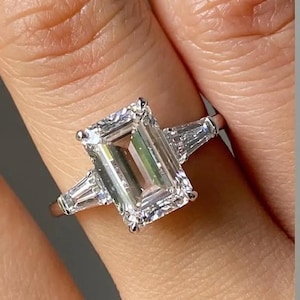 Moissanit Verlobungsring im Smaragdschliff, Drei-Stein-Ring mit Baguette-Seitensteinen, 14K Weißgoldring, Art-Deco-inspirierter Brautschmuck