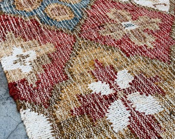 Alfombra Kilim de yute tejida a mano / Estampado tribal Ikat rojo, azul y marfil, alfombra con flecos.