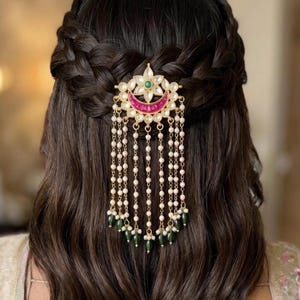 Accessoire pour cheveux Kundan YAMA avec des touches de vert émeraude et de rose rubis — Épingle de Juda de mariée traditionnelle avec rallonges de perles pour mariages