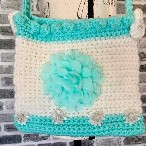 Bolso pequeño de crochet hecho a mano con flores y perlas artificiales en color verde menta y blanco