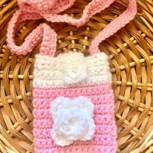 Bolso para teléfono móvil tejido a crochet en color rosa y blanco brillante de Pretty Purses