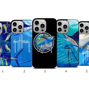 Może przedstawiać: Kolekcja pięciu etui na telefony z żywymi wzorami morskimi. Każde etui prezentuje inną ilustrację ryb, w tym marliny i inne gatunki, z logo "Guy Harvey". Etui są w różnych odcieniach niebieskiego i czarnego.