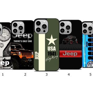 Może przedstawiać: Kolekcja pięciu etui na telefony z motywami Jeep. Etui przedstawiają obrazy pojazdów Jeep, logo Jeep oraz tekst, w tym "USA 1941" i "Vintage Racing". Etui są w różnych kolorach, w tym czarnym, zielonym i niebieskim.
