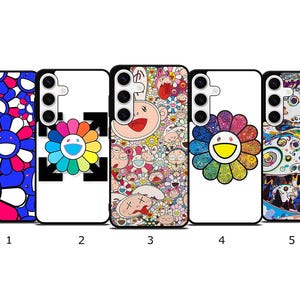 Puede incluir: Cinco fundas negras para teléfono con diseños de dibujos animados coloridos. Los diseños incluyen una flor sonriente azul y blanca, una flor arcoíris con una cara y una funda con varios personajes de dibujos animados.