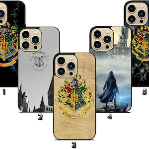 Puede incluir: Cinco fundas para teléfono con diseños de la serie Harry Potter. Las fundas muestran el escudo de Hogwarts, escenas de castillos y otros gráficos. Las fundas son negras, beige y grises.