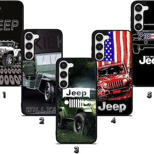 Può includere: Una collezione di cinque custodie per telefono nere con design Jeep. Le custodie presentano vari modelli di Jeep, tra cui una Jeep bianca con la scritta "JEEP" e impronte di pneumatici, una Jeep verde e una Jeep rossa con una bandiera americana.