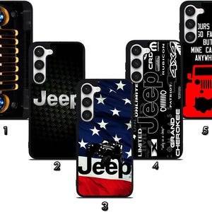 Puede incluir: Cinco fundas para teléfono con diseños temáticos de Jeep. Las fundas muestran gráficos como el logotipo de Jeep, un diseño de rejilla delantera, una bandera estadounidense y texto que dice "JURS MAY GO FAST BUT MINE CAN GO ANYWHERE."