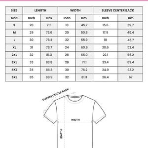 Peut inclure: Tableau des tailles de t-shirts en blanc, avec des mesures en pouces et en centim&egrave;tres. Les tailles vont de S &agrave; 5XL, avec les dimensions de la longueur, de la largeur et du centre du dos de la manche. Un sch&eacute;ma illustre les mesures.