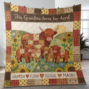 Könnte beinhalten: Eine gesteppte Decke mit einer Illustration einer Highland-Kuhfamilie. Das Design zeigt eine Mutterkuh und ihre Kälber in einem Sonnenblumenfeld, mit dem Text "This Grandma loves her herd" und Namen darunter.