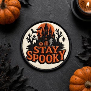 Broderad lapp med spöklikt hemsökt slott: Halloween-strykmärke för jackor eller ryggsäckar