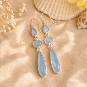 Boucles d'oreilles pendantes en argent sterling avec calcédoine bleue : modèle à trois pierres