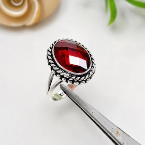 Röd granat sterlingsilverring, oval fasetterad ädelsten, bohemiska hantverkssmycken