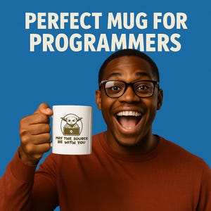 Puede incluir: Una taza de cerámica blanca con un gráfico marrón de una pequeña criatura frente a un portátil y el texto "MAY THE SOURCE BE WITH YOU". El texto "PERFECT MUG FOR PROGRAMMERS" aparece en letras blancas grandes sobre la taza.