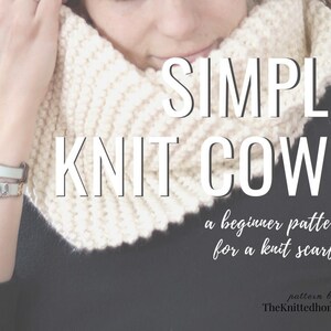 Puede incluir: Un cuello de punto blanco, usado por una persona, con el texto "SIMPLE KNIT COWL" y "a beginner pattern for a knit scarf" y "pattern by TheKnittedhome.com".