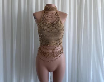 Top all'uncinetto con perline e scollo all'americana: crop top drappeggiato con frange e perline di cristallo, ideale per festival e spiaggia.