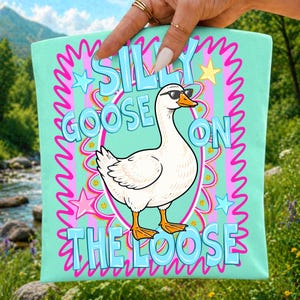 Fånig gås på lös PNG, sublimeringsdesign med söta bondgårdsdjur, rolig gåsskjorta PNG, flickigt boutique-clipart för barn-T-shirts bild 1