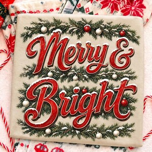 Może przedstawiać: Beżowy kwadrat z tkaniny z czerwonym napisem Merry & Bright wykonanym kursywą. Tekst otoczony jest zielonymi gałązkami sosny, małymi białymi ozdobami opr&oacute;szonymi śniegiem oraz czerwonymi bombkami. Wz&oacute;r jest wyśrodkowany na jasnym tle.