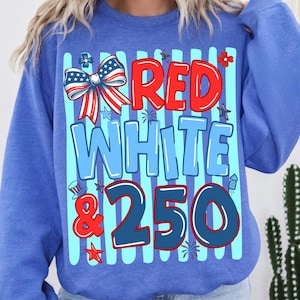 Peut inclure: Un sweat-shirt bleu &agrave; col rond avec un imprim&eacute; graphique &agrave; rayures verticales bleu clair. Le motif comprend un n&oelig;ud patriotique, des feux d'artifice et le texte RED WHITE & 250 en lettres rouges, bleu clair et bleu fonc&eacute; sur la poitrine.