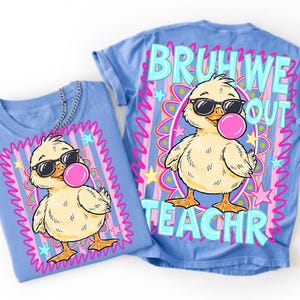 K&ouml;nnte beinhalten: Zwei hellblaue T-Shirts mit einer Cartoon-Ente, die eine Sonnenbrille tr&auml;gt und eine Kaugummiblase bl&auml;st. Die Vorderseite der Shirts zeigt die Ente in einem rosa und blauen Rahmen. Auf der R&uuml;ckseite eines Shirts steht "BRUH WE OUT TEACHR".