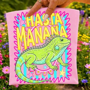 Hasta Manana Iguana PNG Retro Lizard Sublimation Design, Spanish Teacher School Farewell Shirt DTF Graphic, Preppy Striped Iguana Clipart immagine 1