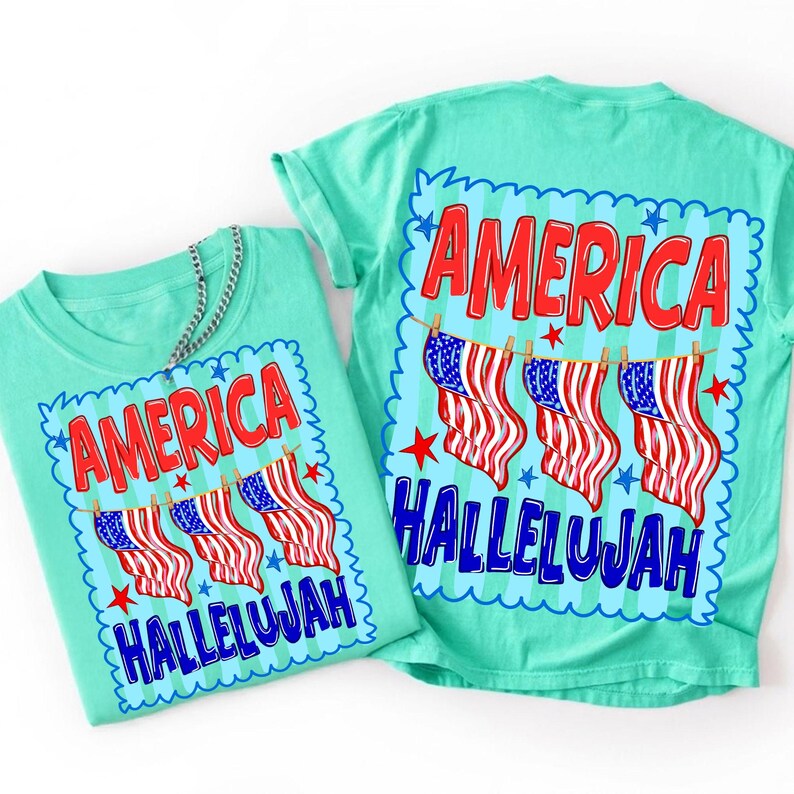 Puede incluir: Una camiseta verde menta con un estampado gr&aacute;fico de tres banderas estadounidenses colgadas en un tendedero. El texto AMERICA aparece en rojo sobre las banderas y HALLELUJAH en azul debajo, todo enmarcado por un borde azul festoneado.