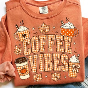 Kaffevibbar PNG, sublimering av höstkaffe, orange gingham-pumpakryddalattedesign, digital nedladdning av mysig höst bild 8