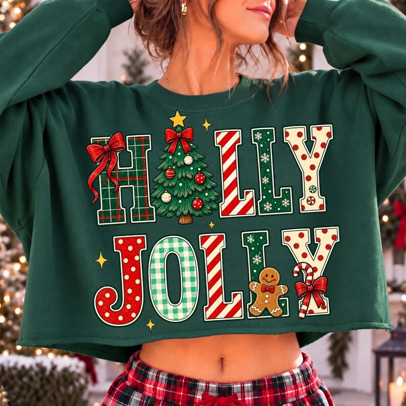 Peut inclure: Un sweat-shirt court &agrave; manches longues vert fonc&eacute; avec l'inscription HOLLY JOLLY. Les lettres sont d&eacute;cor&eacute;es de motifs &agrave; carreaux rouges et verts, de rayures de sucre d'orge rouges et blanches et de pois rouges. Un sapin et un bonhomme en pain d'&eacute;pice.