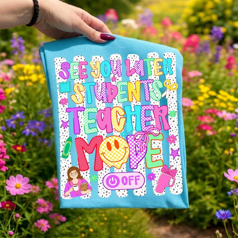 K&ouml;nnte beinhalten: Ein hellblaues T-Shirt mit einer bunten Grafik und dem Text "SEE YOU LATER STUDENTS TEACHER MODE OFF". Das Design zeigt ein gelbes Smiley-Gesicht, eine Lehrkraft, einen pinken Becher, einen gr&uuml;nen Stift und eine Schere auf wei&szlig; gestreiftem Grund.