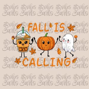 Pu&ograve; includere: Un'illustrazione grafica con il testo arancione FALL IS CALLING, circondato da personaggi dei cartoni animati tra cui un caff&egrave; ghiacciato, una zucca e un fantasma, tutti con facce sorridenti, accentuati da piccole foglie autunnali marroni e arancioni.