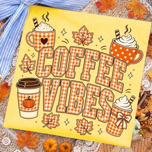 Kaffevibbar PNG, sublimering av höstkaffe, orange gingham-pumpakryddalattedesign, digital nedladdning av mysig höst bild 4