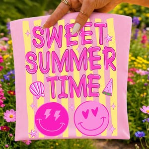 Może przedstawiać: R&oacute;żowa torebka z materiału w pionowe ż&oacute;łte paski z napisem SWEET SUMMER TIME pogrubionymi r&oacute;żowymi literami. Wz&oacute;r zawiera r&oacute;żową muszelkę, kawałek arbuza i dwie r&oacute;żowe uśmiechnięte buźki, z kt&oacute;rych jedna ma oczy w kształcie błyskawic.