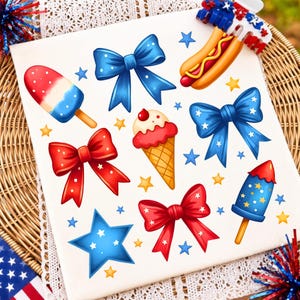 K&ouml;nnte beinhalten: Ein wei&szlig;es Blatt mit einer Sammlung patriotischer Illustrationen, darunter rot-wei&szlig;-blaue Eis am Stiel, ein Hotdog, eine Eist&uuml;te, rote und blaue Schleifen sowie verstreute kleine Sterne. Eine rot-wei&szlig;-blaue Haarspange befindet sich oben rechts.