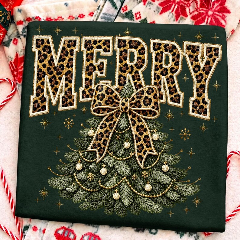 Op de afbeelding: Een donkergroen sweatshirt met het woord MERRY in grote blokletters met een luipaardprint. Onder de tekst staat een geborduurde kerstboom versierd met gouden kralenslingers, kleine witte kerstballen en een strik met luipaardprint.
