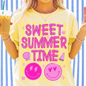 Może przedstawiać: Jasnoż&oacute;łty t-shirt z r&oacute;żowym napisem SWEET SUMMER TIME, muszelką, kawałkiem arbuza oraz dwiema r&oacute;żowymi uśmiechniętymi buźkami z oczami w kształcie błyskawic i serc, otoczonymi małymi gwiazdkami na tle w pionowe ż&oacute;łte paski.