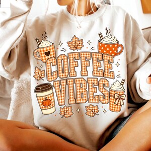 Kaffevibbar PNG, sublimering av höstkaffe, orange gingham-pumpakryddalattedesign, digital nedladdning av mysig höst bild 5