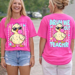 K&ouml;nnte beinhalten: Hellrosa T-Shirts mit einer Grafik eines gelben K&uuml;ken mit Sonnenbrille und einer Kaugummiblase. Auf der R&uuml;ckseite des Shirts steht in Blau und Wei&szlig; der Text "BRUH WE OUT TEACHR".