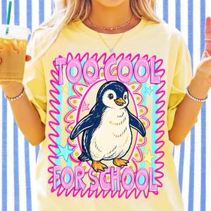 Simpatico disegno di pinguino per sublimazione PNG - Grafica per maglietta "Too Cool For School" - Divertente clipart per bambini per il ritorno a scuola - Primo giorno di scuola immagine 3