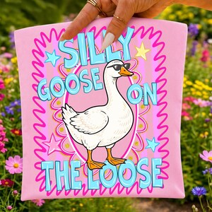 Fånig gås på lös PNG, sublimeringsdesign med söta bondgårdsdjur, rolig gåsskjorta PNG, flickigt boutique-clipart för barn-T-shirts bild 2