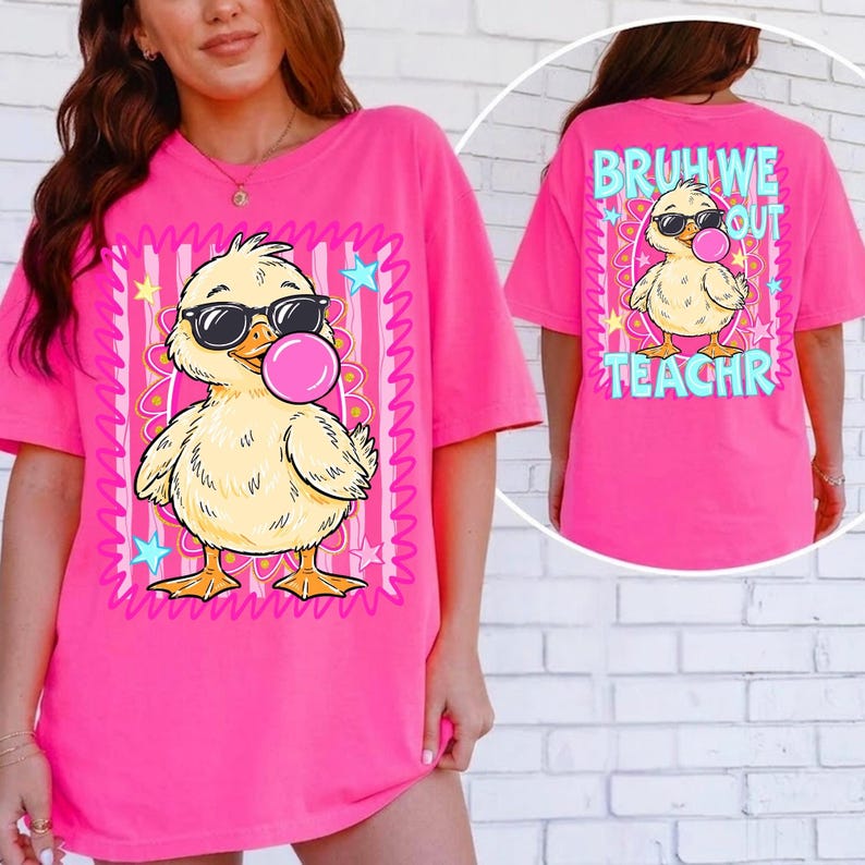 K&ouml;nnte beinhalten: Ein leuchtend pinkfarbenes T-Shirt mit einem Cartoon-K&uuml;ken, das eine Sonnenbrille tr&auml;gt und eine Blase bl&auml;st. Das Frontdesign ist mit einem rosa-wei&szlig; gestreiften Rahmen mit Sternen versehen. Auf der R&uuml;ckseite des Shirts steht "BRUH WE OUT TEACHR".